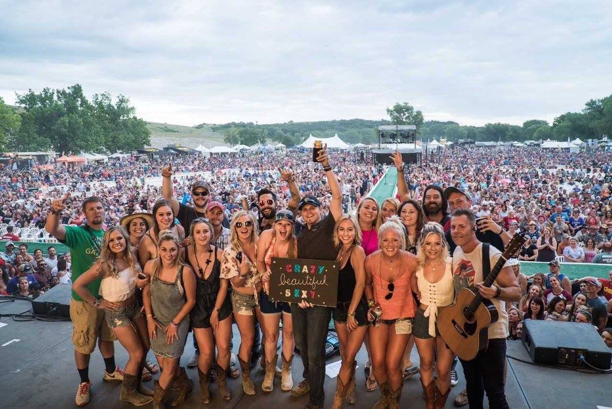 Soak up the sun this summer at Kicker Country Stampede 2019 ☀️